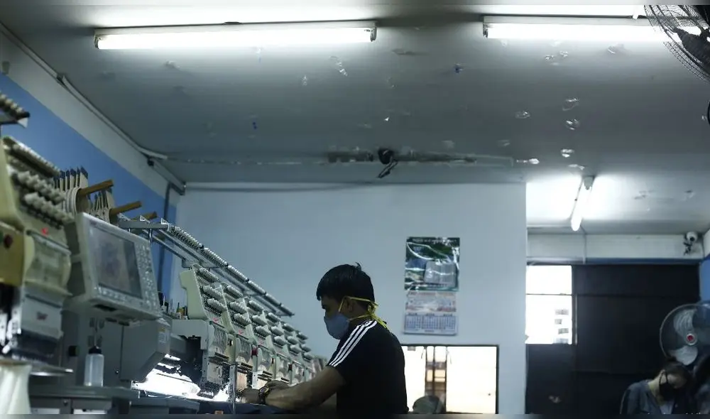 Liliana Carhuamaca tuvo que reducir su planilla ante la crisis del COVID-19 y falta de ingresos. Con la reactivación, su situación va mejorando. Foto: Marco Cotrina Liliana Carhuamaca tuvo que reducir su planilla ante la crisis del COVID-19 y falta de ingresos. Con la reactivación, su situación va mejorando. Foto: Marco Cotrina