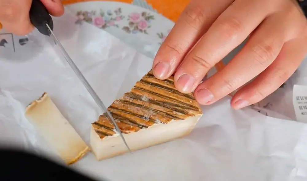 Desliza las imágenes para ver el aspecto de este costoso queso que cuesta 400 soles. Foto: captura de YouTube/Ariana Bolo Arce