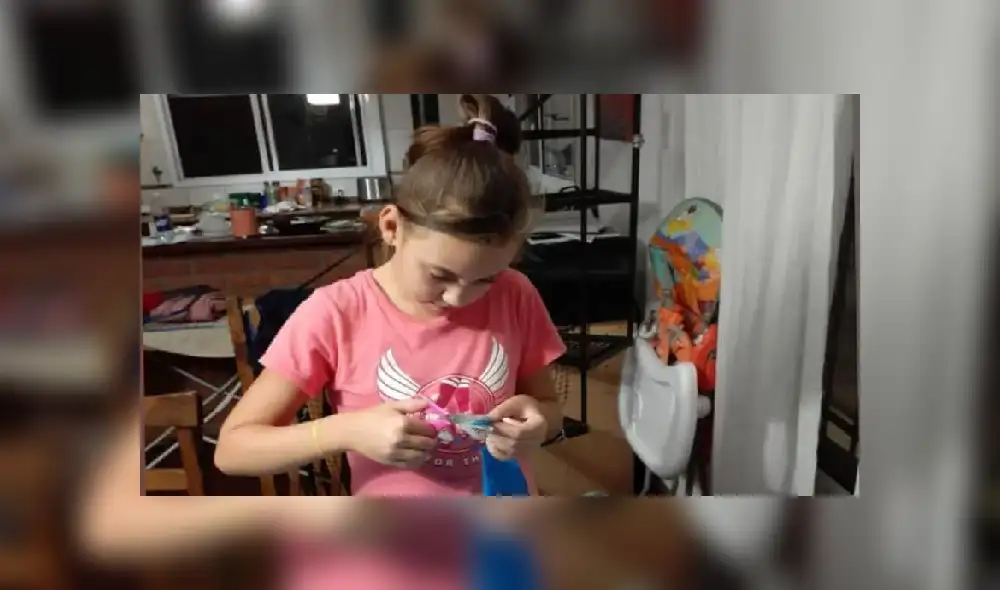La pequeña buscó un tutorial en internet sobre cómo realizar una mascarilla y aprovechó sus días de cuarentena para elaborarlas. (Foto. TN)