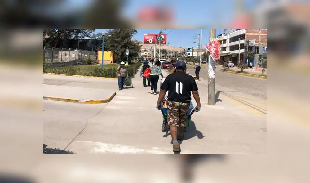 Carretilleros ofrecen sus servicios a un precio módico.