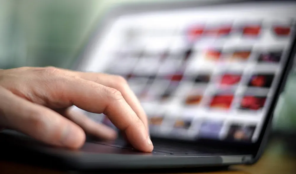 La operación ha permitido la incautación de más de cien discos duros externos. Foto: EFE/referencial