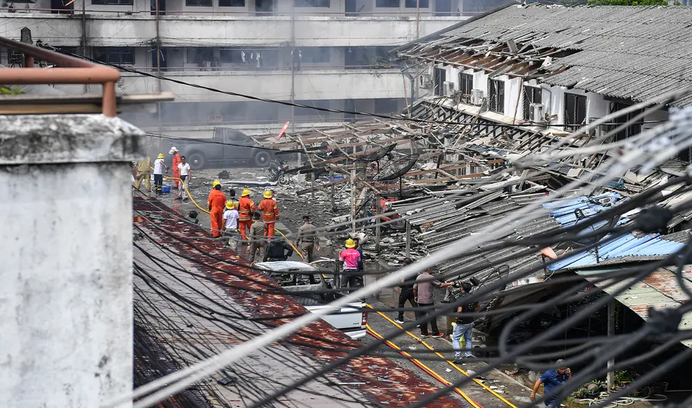 Autoridades tailandesas informaron que la explosión del coche bomba dejó al menos 32 heridos. Foto: AFP Autoridades tailandesas informaron que la explosión del coche bomba dejó al menos 32 heridos. Foto: AFP