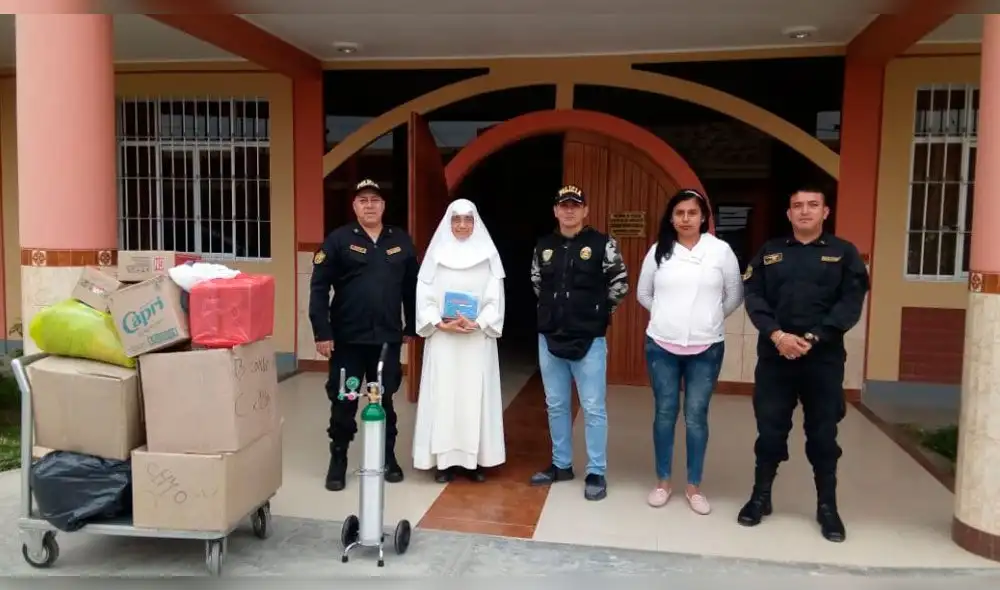 Efectivos de Unidad de Emergencia PNP entregan donativos a ancianos en Chiclayo [VIDEO]