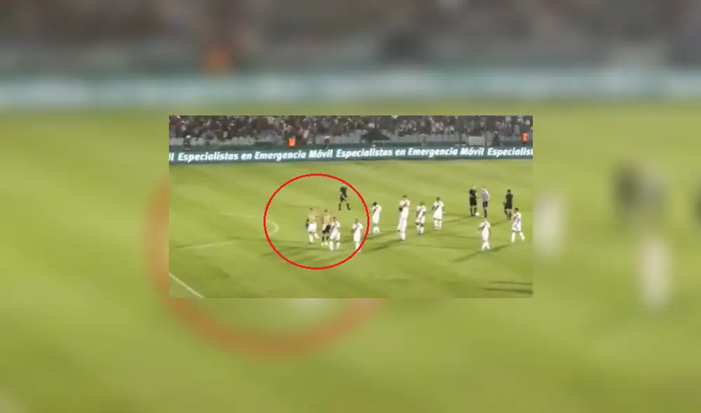 Matías Vecino le pide camiseta a Paolo Guerrero durante el descanso del Perú vs. Uruguay Matías Vecino le pide camiseta a Paolo Guerrero durante el descanso del Perú vs. Uruguay