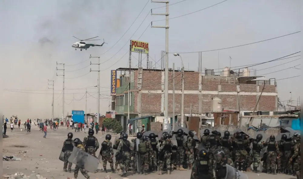 Enfrentamiento entre pobladores de la zona de Barrio Chino y las fuerzas del orden. Fotos: Jorge Cerdán/ La República