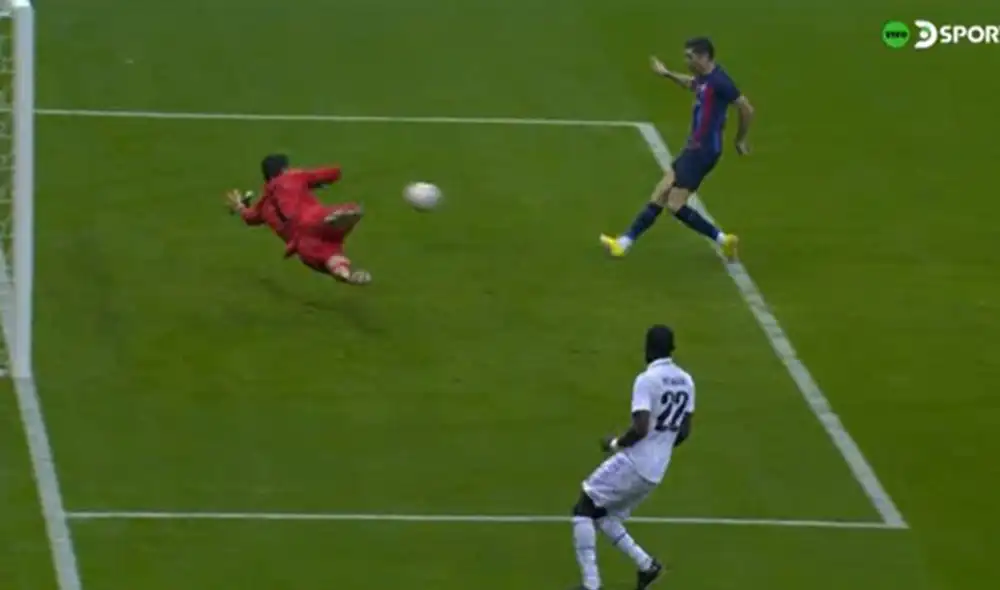 Robert Lewandowski marcó su segundo gol en un clásico. Foto: captura de DSports