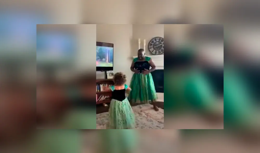 Desliza las imágenes para observar la emotiva escena de un padre junto a su hija vestidos como ‘Frozen’.