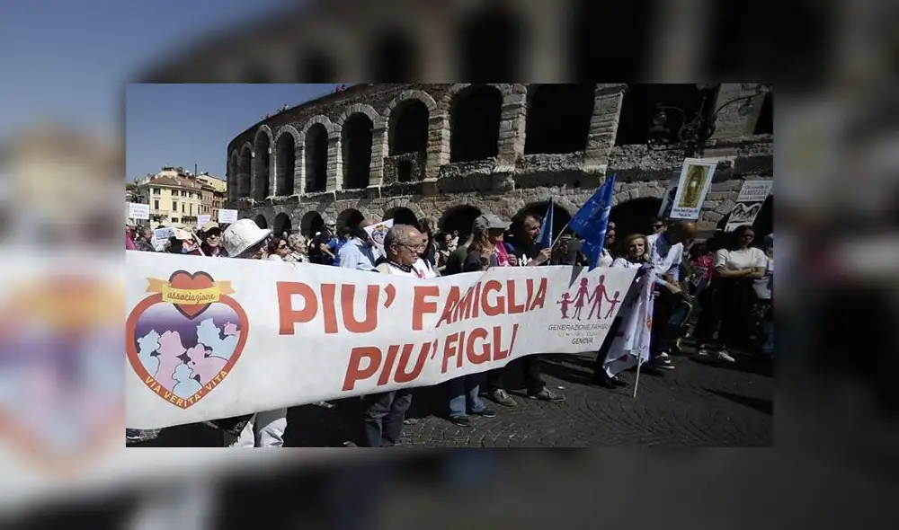 Choque entre ultraconservadores y feministas durante marcha 'a favor de la familia' en Italia [FOTOS] 