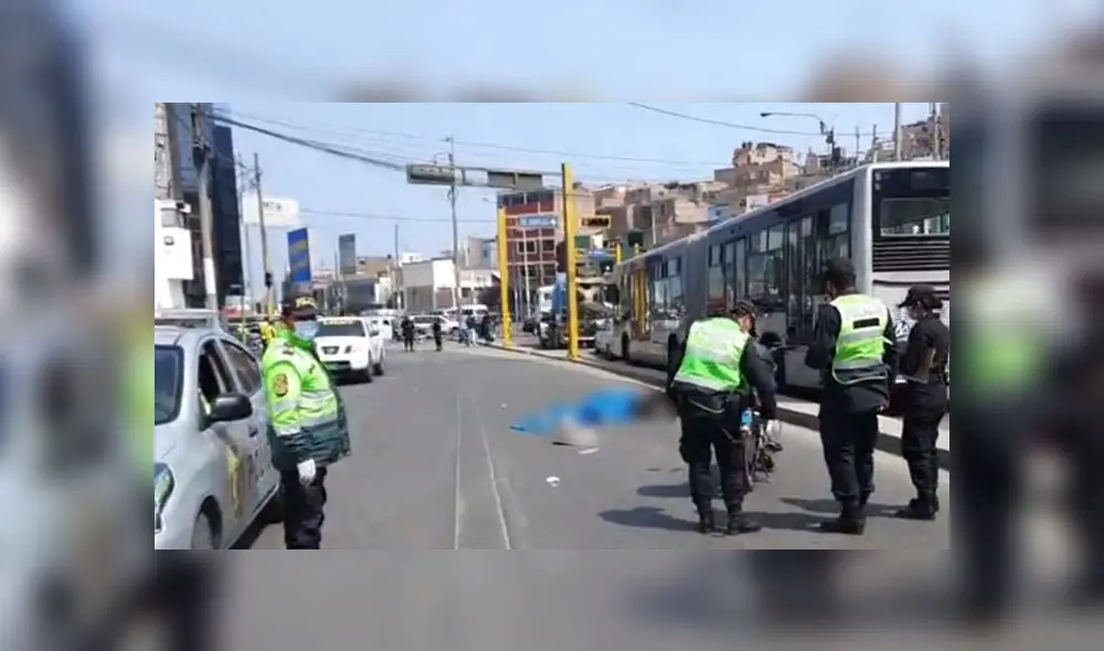 Motocicleta conducida por la víctima pertenecería a una empresa de transportes. (Foto: Captura de video / RTV) Motocicleta conducida por la víctima pertenecería a una empresa de transportes. (Foto: Captura de video / RTV)