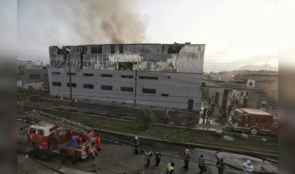 Bomberos apagan incendio en fábrica textil de Ate Vitarte. Foto: Antonio Melgarejo / La República. Bomberos apagan incendio en fábrica textil de Ate Vitarte. Foto: Antonio Melgarejo / La República.