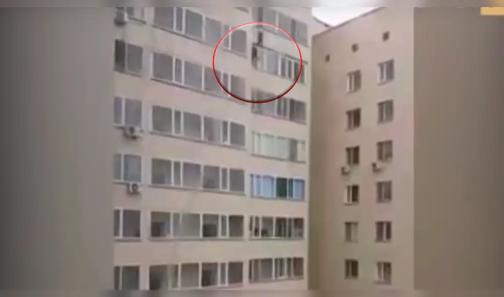 Niño cae de décimo piso de un edificio y es atrapado por vecino [VIDEO]