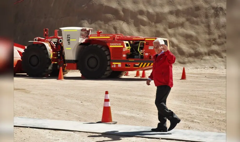 AME7118. CALAMA (CHILE), 14/08/2019.- El presidente de Chile, Sebastián Piñera, participa en la inauguración de la parte subterránea de la mina de cobre chilena de Chuquicamata, en Calama (Chile). La mina de cobre Chuquicamata, en el norteño desierto de Atacama, fue inaugurada hoy oficialmente en su versión subterránea como resultado de la reconversión de rajo abierto a explotación bajo la superficie para dar otros 40 años de vida al gigantesco y centenario yacimiento de la chilena Codelco. EFE/ Alberto Peña AME7118. CALAMA (CHILE), 14/08/2019.- El presidente de Chile, Sebastián Piñera, participa en la inauguración de la parte subterránea de la mina de cobre chilena de Chuquicamata, en Calama (Chile). La mina de cobre Chuquicamata, en el norteño desierto de Atacama, fue inaugurada hoy oficialmente en su versión subterránea como resultado de la reconversión de rajo abierto a explotación bajo la superficie para dar otros 40 años de vida al gigantesco y centenario yacimiento de la chilena Codelco. EFE/ Alberto Peña