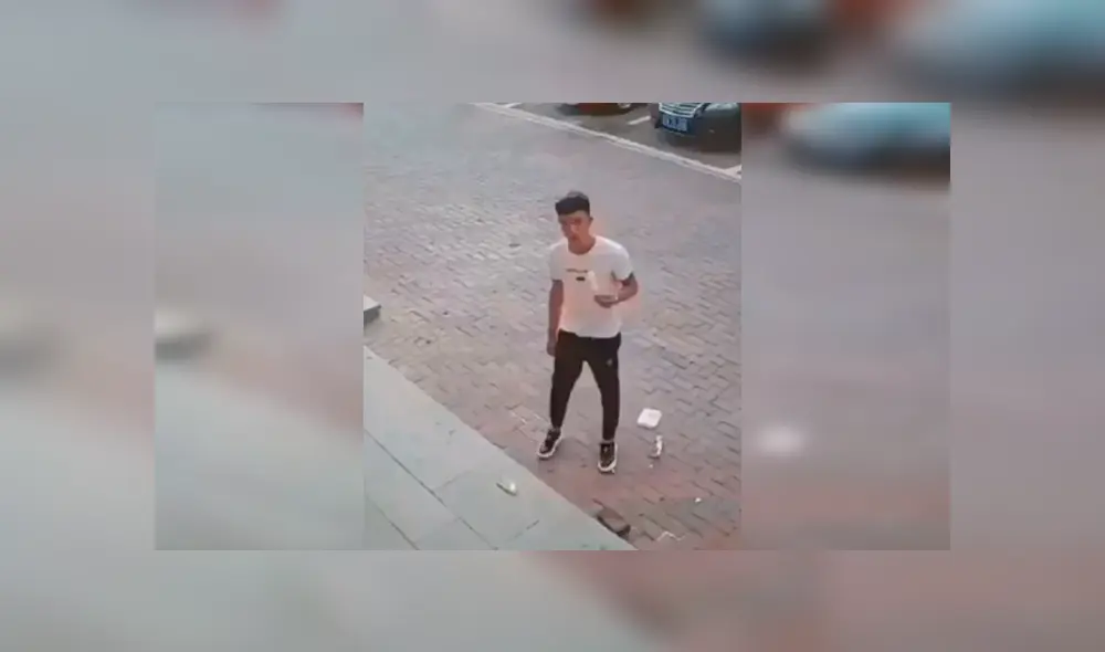 En Facebook, un joven cometió un desagradable blooper al recoger su helado tirado en el suelo. En Facebook, un joven cometió un desagradable blooper al recoger su helado tirado en el suelo.