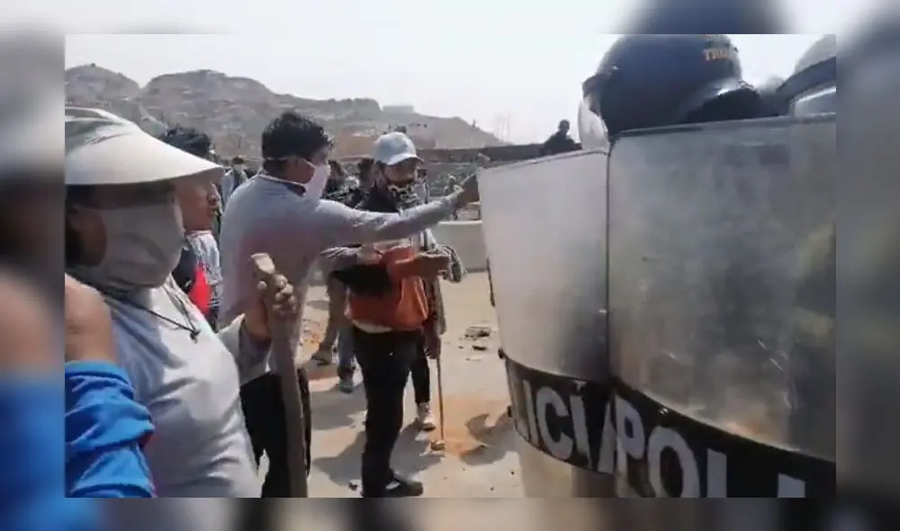Efectivos policiales señalan que les arrojaron piedras y dispersaron a manifestantes con bombas lacriomogenas. Foto: Captura Neox Tv