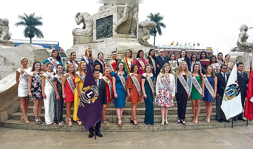Recuerdo. Las 12 reinas extranjeras y las 15 bastoneras estadounidenses acudieron a la ceremonia de izamiento en nuestra Plaza de Armas.