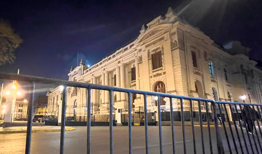 Enrejados. Así, con seguridad extrema, lucían ayer los alrededores del Congreso por decisión de su presidente, José Williams. Enrejados. Así, con seguridad extrema, lucían ayer los alrededores del Congreso por decisión de su presidente, José Williams.