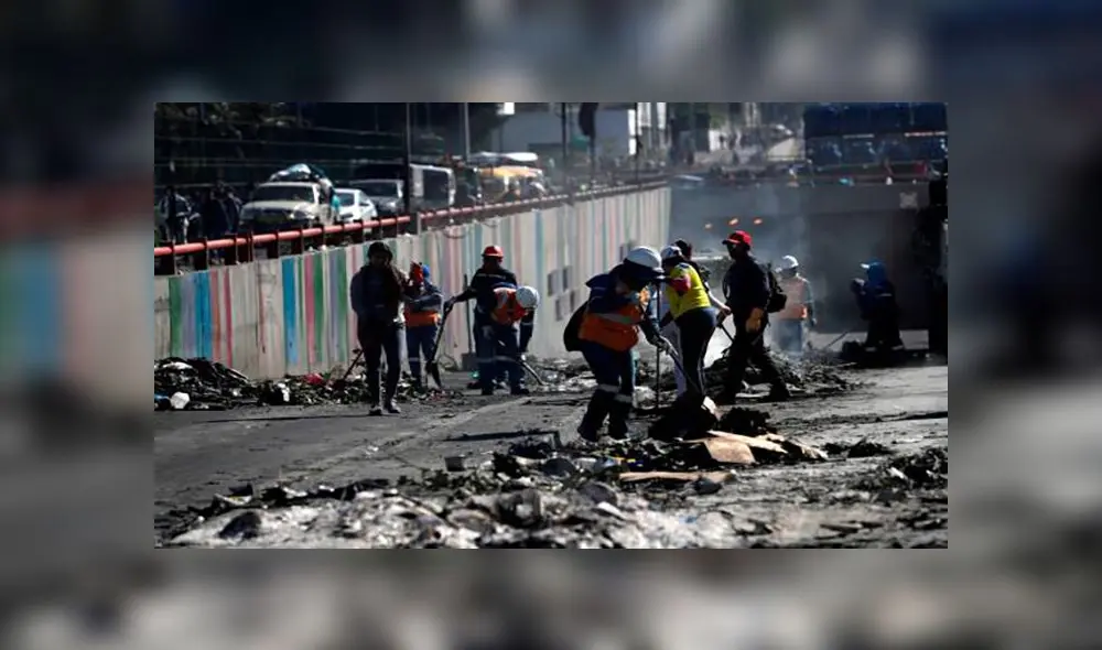 Manifestantes limpian calles de Ecuador