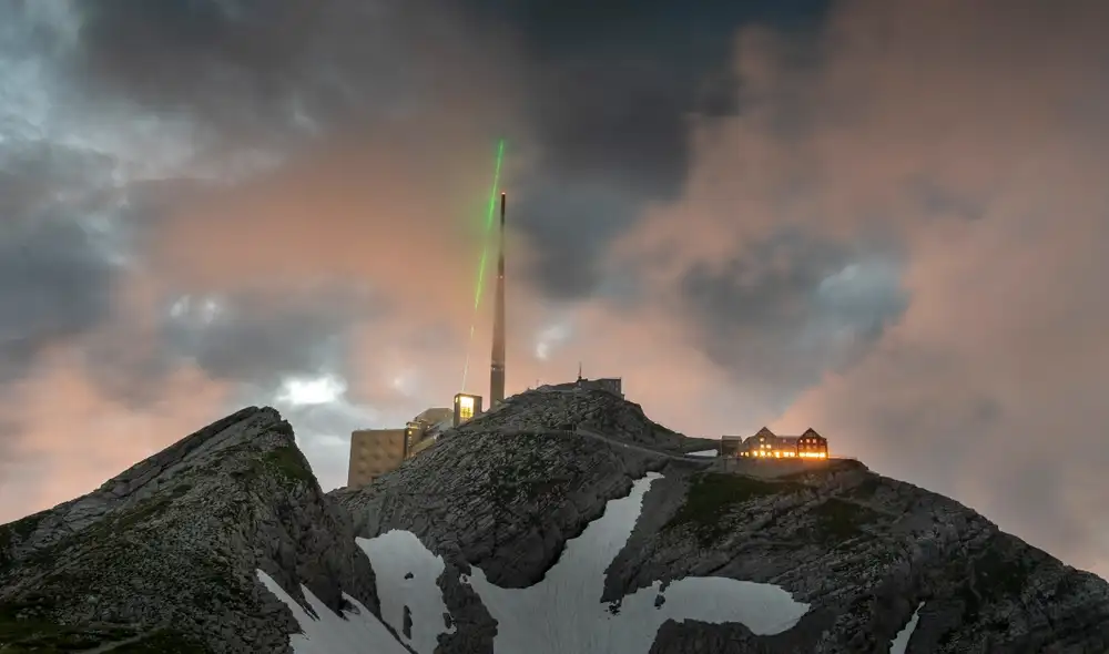 Fotografía del potente láser ubicado en la torre de telecomunicaciones Santis, en el noreste de Suiza. Foto: AFP Fotografía del potente láser ubicado en la torre de telecomunicaciones Santis, en el noreste de Suiza. Foto: AFP