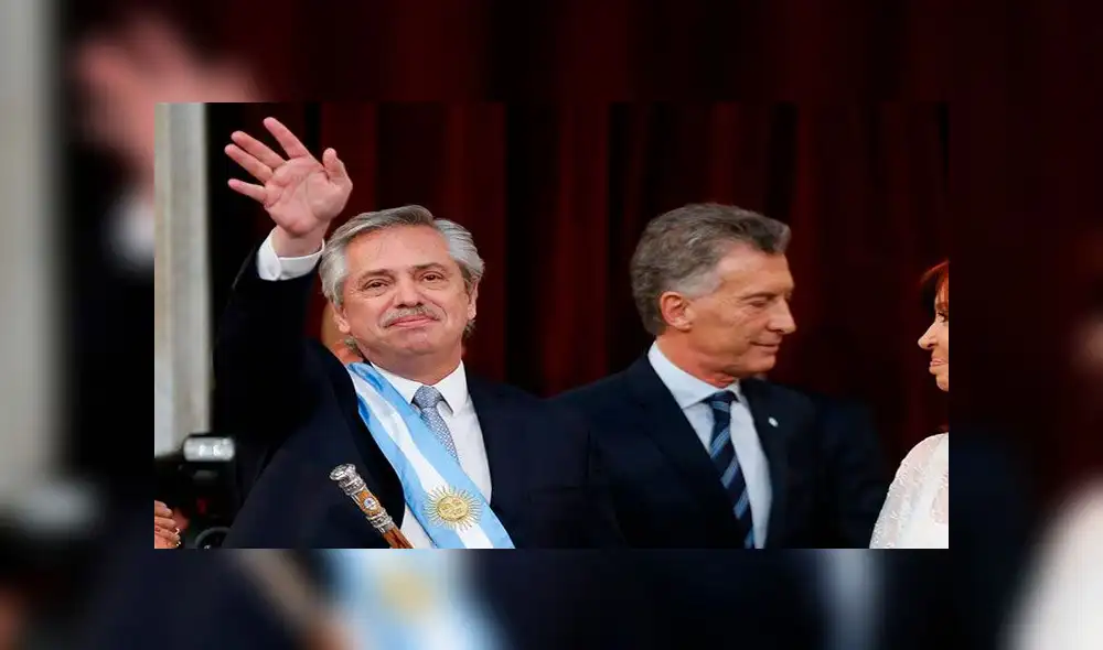 Desde el inicio al recibir el bastón de mando, de manos del propio Mauricio Macri, Alberto Fernández se emocionó. Foto: EFE