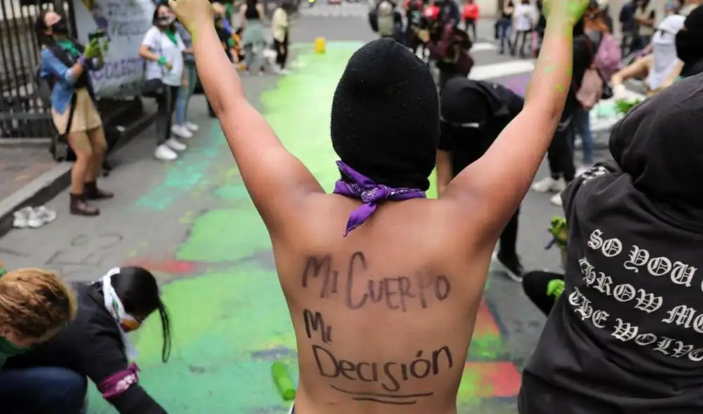 Colectivos feministas protestaron este domingo en el Palacio de Justicia de Bogotá, donde se encuentra ubicada la Corte Constitucional. Foto: EFE