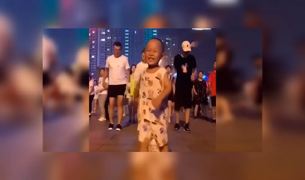 En YouTube, un pequeño dejó impactados a los transeúntes al demostrar su talento en el baile.