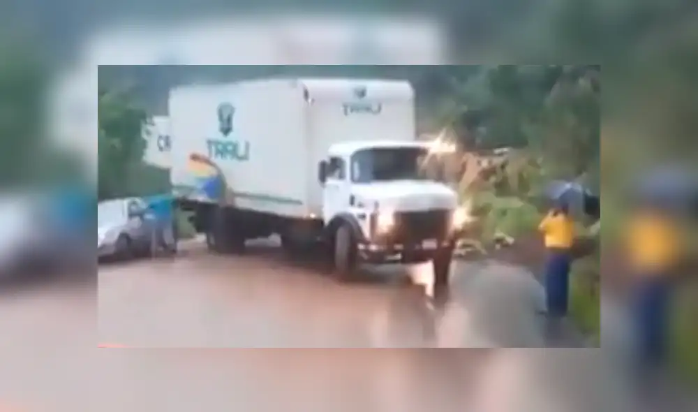 Facebook viral: enorme camión está por volcarse y hombre lo detiene con paraguas [VIDEO]