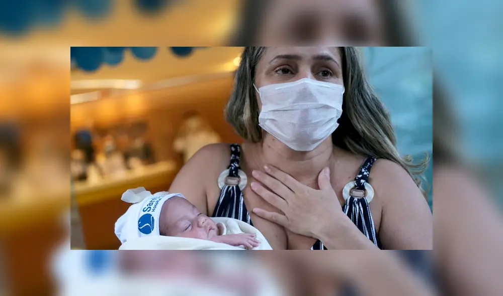 Rusia Goes lleva a su hija Luisa en brazos luego de ser dada de alta del hospital en Río de Janeiro, Brasil. | Foto: Ricardo Moraes / Reuters. Rusia Goes lleva a su hija Luisa en brazos luego de ser dada de alta del hospital en Río de Janeiro, Brasil. | Foto: Ricardo Moraes / Reuters.