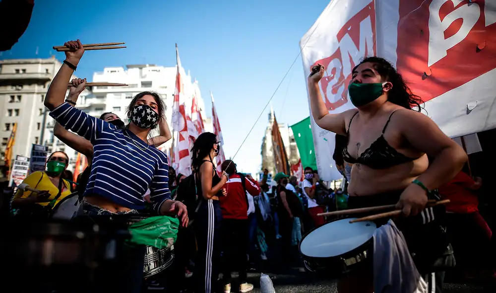 Centenares de mujer marcharon a favor del aborto en Buenos Aires, Argentina. Foto: EFE