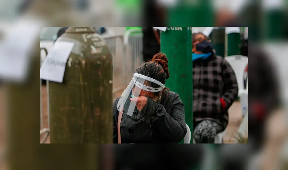 Familiares de pacientes con COVID-19 padecen el encarecimiento del oxígeno medicinal. Foto: Antonio Melgarejo / La República Familiares de pacientes con COVID-19 padecen el encarecimiento del oxígeno medicinal. Foto: Antonio Melgarejo / La República