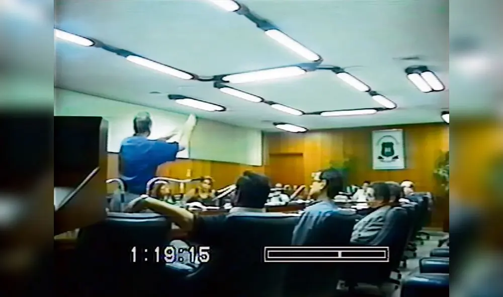 Con su “maestro”. 1° de abril de 1998: Montesinos alecciona a congresistas naranjas para controlar el TC. Con su “maestro”. 1° de abril de 1998: Montesinos alecciona a congresistas naranjas para controlar el TC.