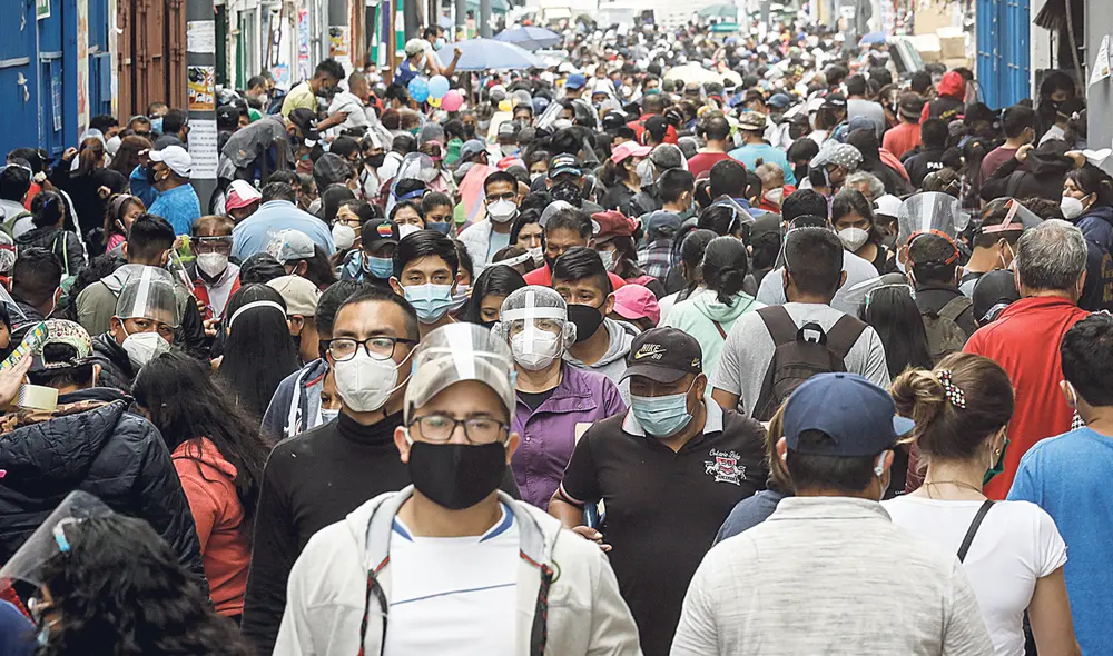 Sin distancia. El uso de la mascarilla es la mejor protección contra los peligrosos aerosoles. Foto: Antonio Melgarejo/La República Sin distancia. El uso de la mascarilla es la mejor protección contra los peligrosos aerosoles. Foto: Antonio Melgarejo/La República