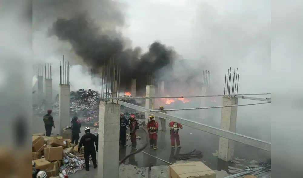 Incendio en almacén de juguetes causó alarma en Barrios Altos Incendio en almacén de juguetes causó alarma en Barrios Altos