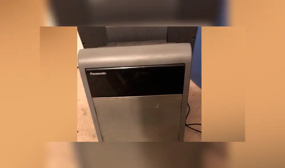 trabajador juega DOOM en caja registradora trabajador juega DOOM en caja registradora