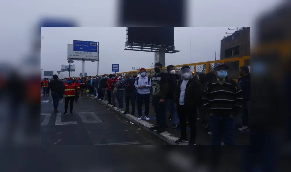 Paraderos llenos y aglomeraciones en Puente Nuevo. Créditos: Flavio Matos. Paraderos llenos y aglomeraciones en Puente Nuevo. Créditos: Flavio Matos.
