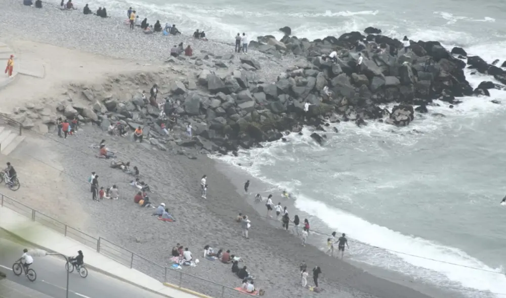 Entre adultos y menores de edad, decenas acudieron a playas, pero algunos sin tomar las precauciones del caso. Foto: Jhon Reyes / La República Entre adultos y menores de edad, decenas acudieron a playas, pero algunos sin tomar las precauciones del caso. Foto: Jhon Reyes / La República