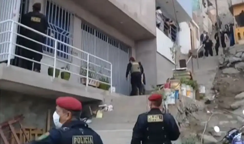 Los agentes tuvieron que ingresar al domicilio trepando el cerro de la parte posterior. Foto: Captura de América Los agentes tuvieron que ingresar al domicilio trepando el cerro de la parte posterior. Foto: Captura de América