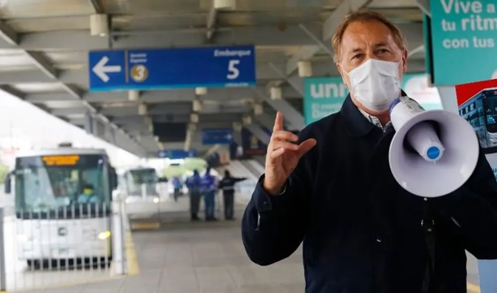 Pese a cuestionamientos de algunos regidores en la sesión extraordinaria del 29 de mayo pasado, Muñoz insistió en que la "fórmula" proporcionada por el Ejecutivo era la vía más apropiada para solucionar la problemática. Foto: La República. Pese a cuestionamientos de algunos regidores en la sesión extraordinaria del 29 de mayo pasado, Muñoz insistió en que la "fórmula" proporcionada por el Ejecutivo era la vía más apropiada para solucionar la problemática. Foto: La República.