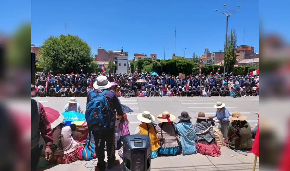 Población del distrito de Pilcuyo reunida en la plaza de la ciudad de Ilave. Foto: Liubomir Fernández/URPI-LR