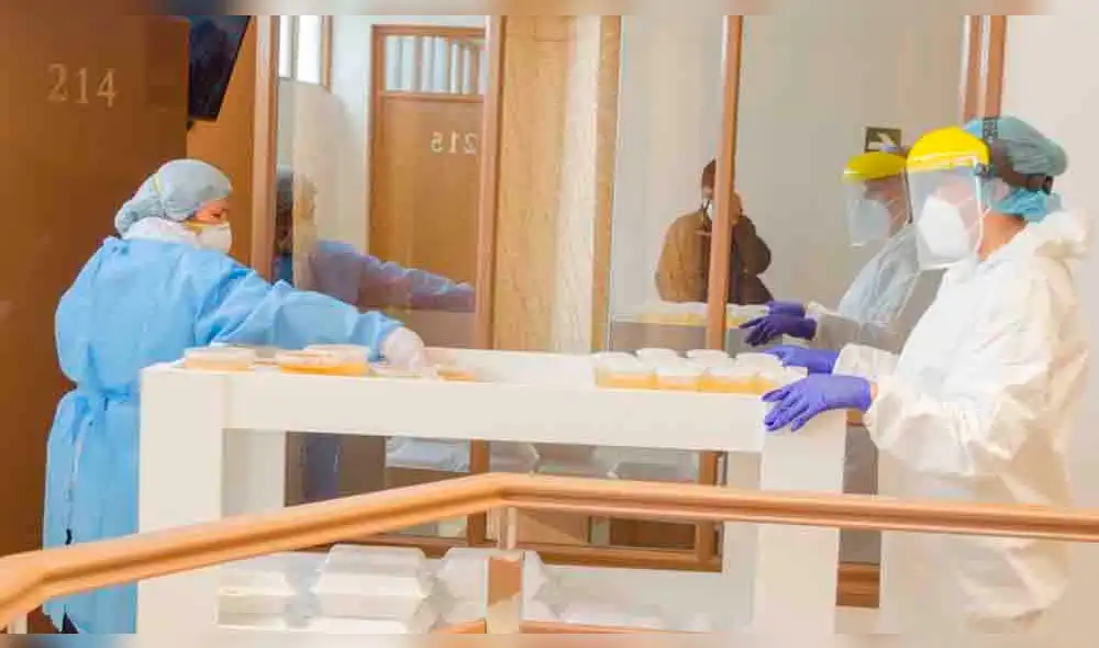 El personal de salud cumple con llevar los alimentos a los pacientes aislados. Foto: Diresa Tacna. El personal de salud cumple con llevar los alimentos a los pacientes aislados. Foto: Diresa Tacna.