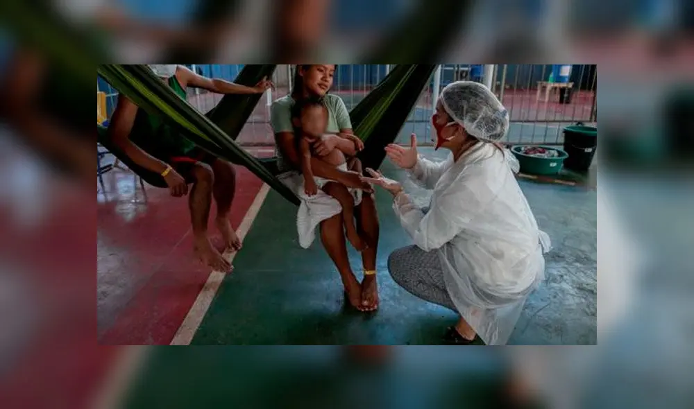 Una trabajadora médica habla con una mujer indígena en un albergue de Brasil. Foto: AFP. Una trabajadora médica habla con una mujer indígena en un albergue de Brasil. Foto: AFP.