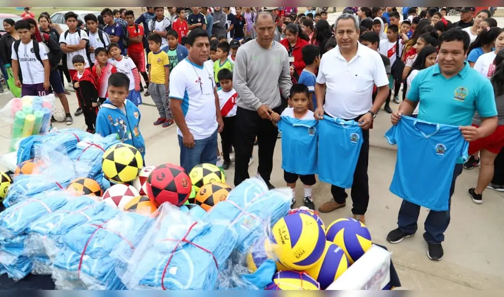 Autoridades junto a menores de escuela deportiva.