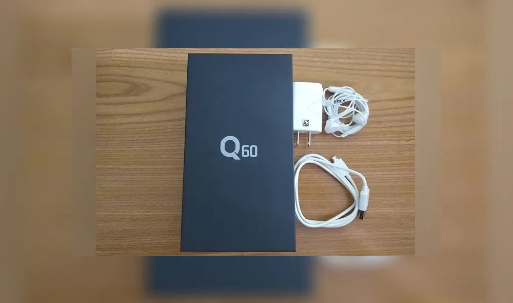 LG Q60 viene con cable de datos USB, adaptador y auriculares.