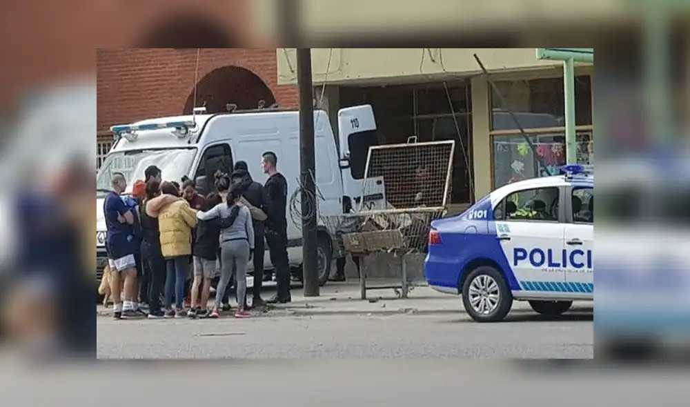 Los familiares de la joven fallecida en la puerta de su domicilio.