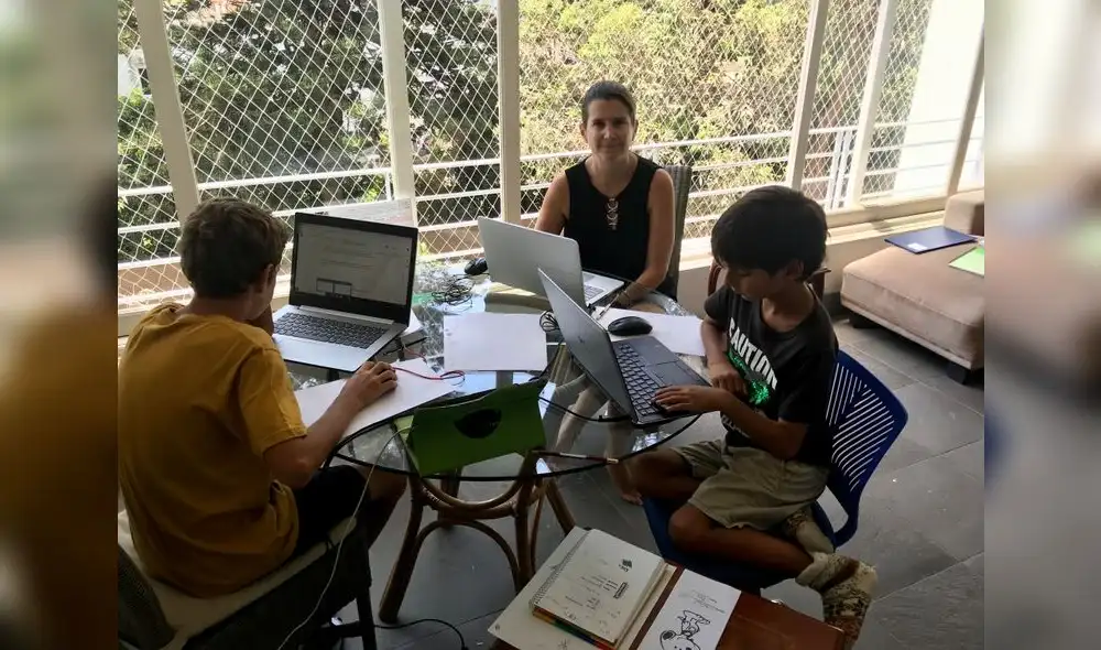 Carolina Palacios se ha instalado en la terraza de su casa junto a sus dos hijos.