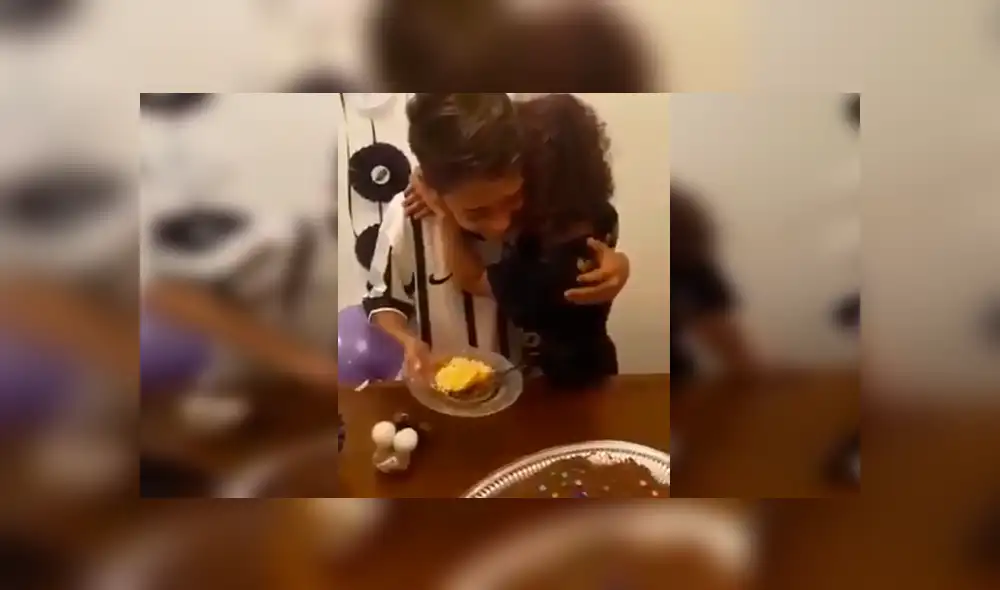 En Facebook, un pequeño no pudo contener las lágrimas de emoción por el tierno gesto que tuvo su hermano mayor.