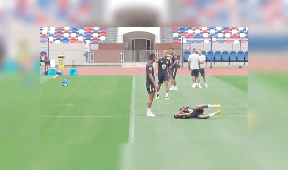 Captan a Neymar simulando una falta en pleno partido de práctica | VIDEO