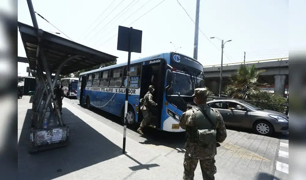 Militares intensifican operativos ante incremento de tránsito en las calles. Foto: Marco Cotrina