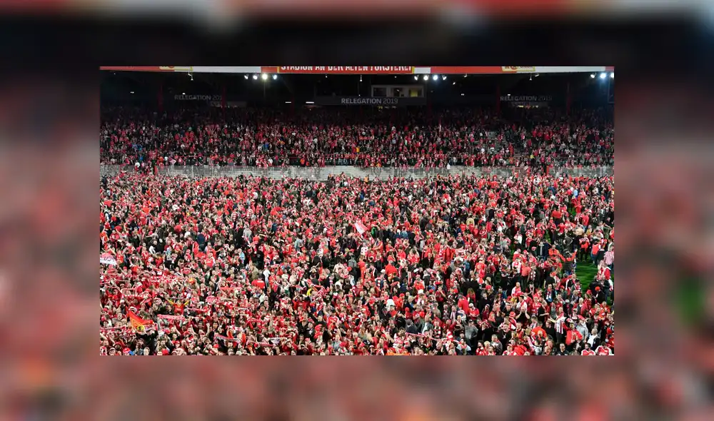 Hinchas invaden campo de juego para festejar ascenso de su equipo por primera vez en Bundesliga