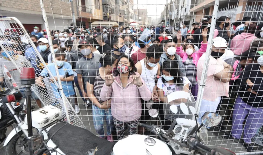 Comerciantes llegaron al mercado y se enfrentaron con la Policía para ingresar y recuperar parte de sus pertenencias. Foto: Jorge Cerdán / La República Comerciantes llegaron al mercado y se enfrentaron con la Policía para ingresar y recuperar parte de sus pertenencias. Foto: Jorge Cerdán / La República