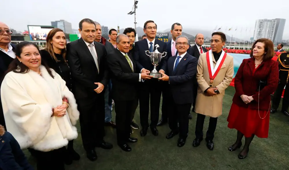 Martín Vizcarra recibió baño de popularidad en Hipódromo de Monterrico [GALERÍA]